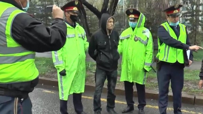 Алматыда қарулы адам полиция қызметкерінің аяғын басып өтті - Қазақстан жаңалықтары