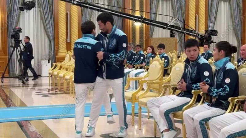 Елдос Сметов пен Демеу Жадыраев Ақордада ерекше амандасты (видео)