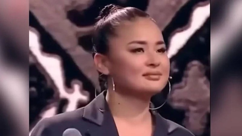 «Қорқыт атамыз шошып оянған шығар»: Қабатовтың әйелі ән саламын деп жұртты шошытты (ВИДЕО)