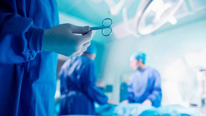 Дәрігерлер ер адамның көзінен 35 құрт алды