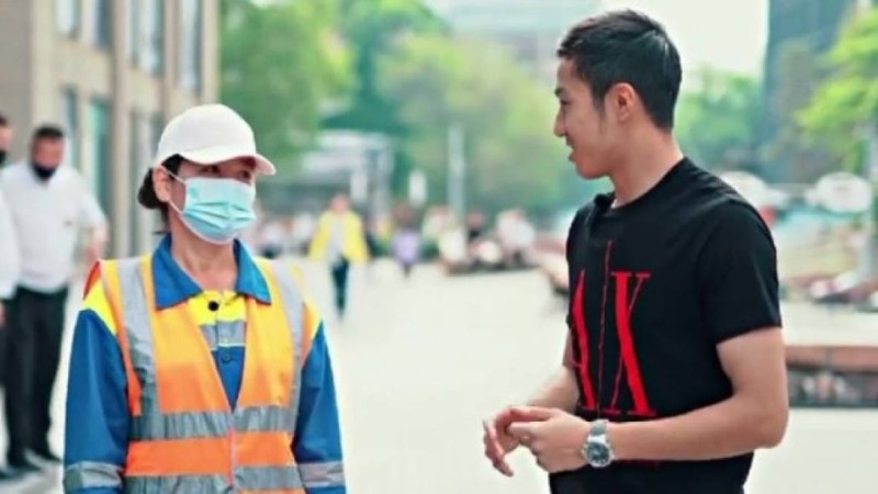 Танымал блогер Алматыда көшеде кезіккендердің несиесін жауып берді (видео)