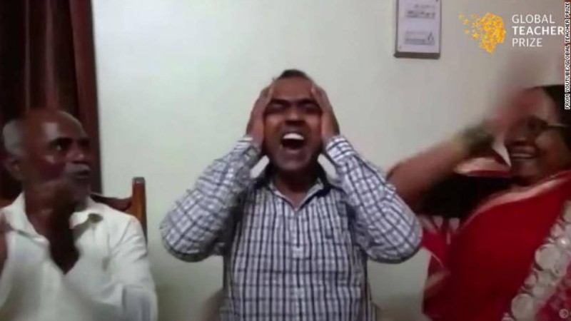 Ауыл мұғалімі сыйға берілген 1 000 000 АҚШ долларын әріптестеріне бөліп берді