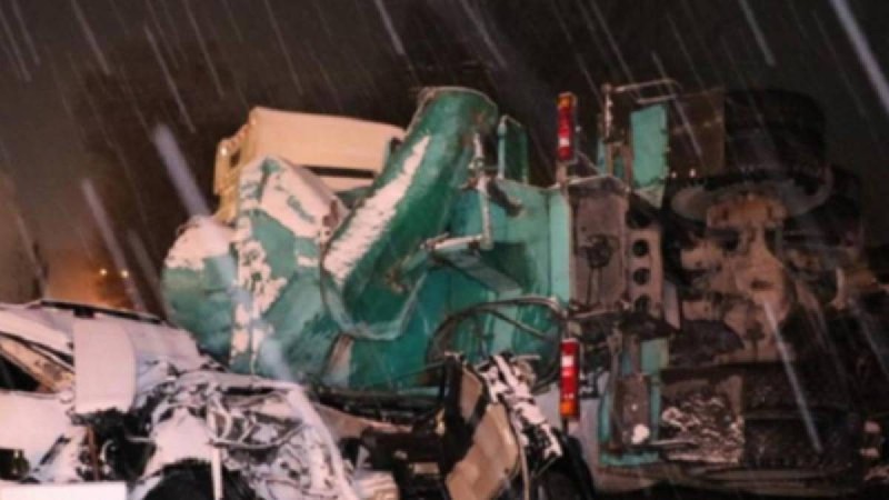 Алматы маңында бетон араластырғыш көлік құлап, екі адам көз жұмды