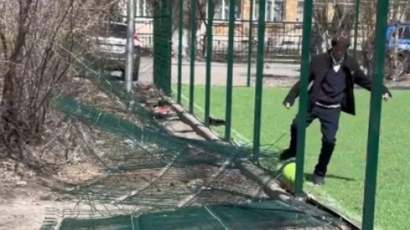 Теміртауда 12 жасар балаға футбол қақпасы құлаған