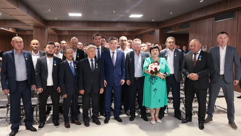 Премьер-Министр Мемлекет басшысының атынан Ұлытау облысының кеншілеріне марапаттар табыс етті