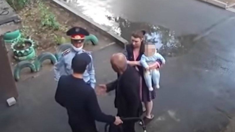 7 айлық бала жарақат алды: Павлодарлық азамат пен полиция қызметкері төбелесті - Қазақстан жаңалықтары