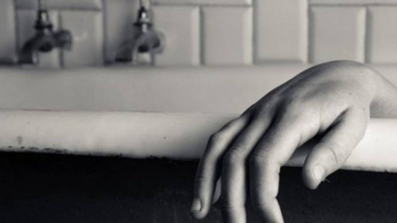 Әкесі 3 жасар қызын қайнаған ыстық суда отыруға мәжбүрлеген