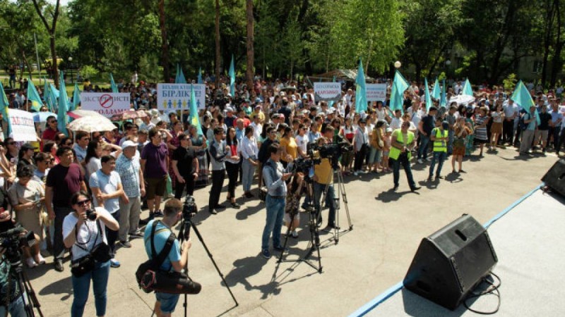 Мәжіліс қоғамда көп дау туғызған митинг туралы заң жобасын мақұлдады