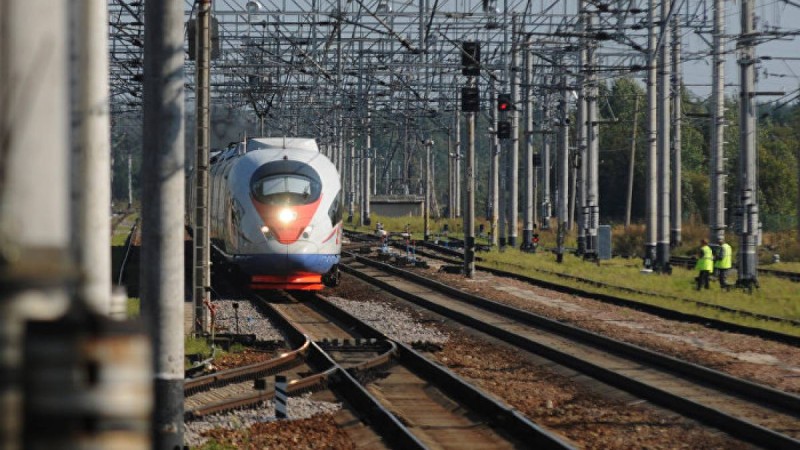 Ер адам пойыз келе жатқанда рельске құлап түскен баланы денесімен жапты – видео