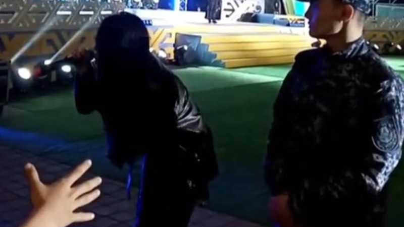 Жанар Дұғалова сахнада құлап қалды (ВИДЕО)