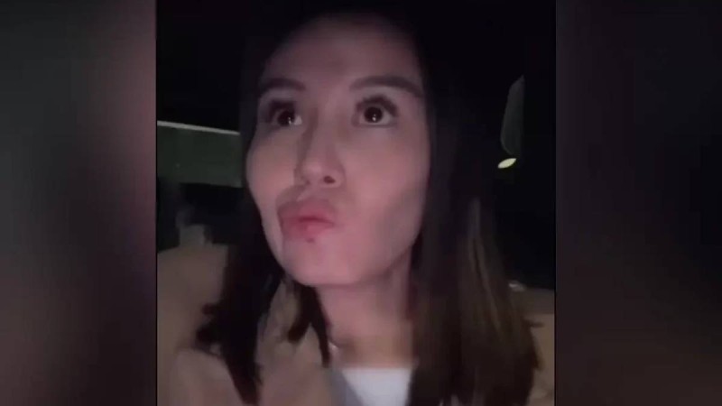 Құлағы естімейтін такси жүргізушісін мазақтаған блогер көптің сынына қалды