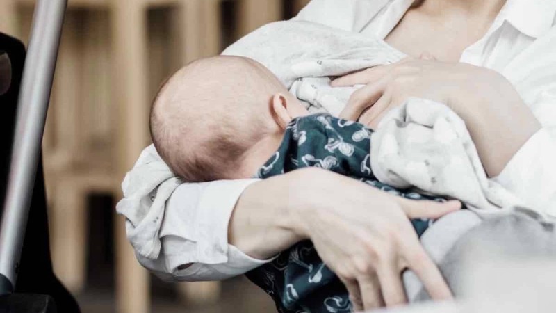 Аналары емізіп отырып, ұйықтап қалған: Павлодар облысында бір аптада екі сәби көз жұмды