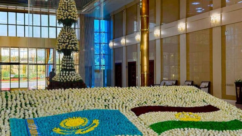 Тоқаевтың Тәжікстанға сапарының құрметіне мың раушаннан тұратын ерекше композиция жасалды