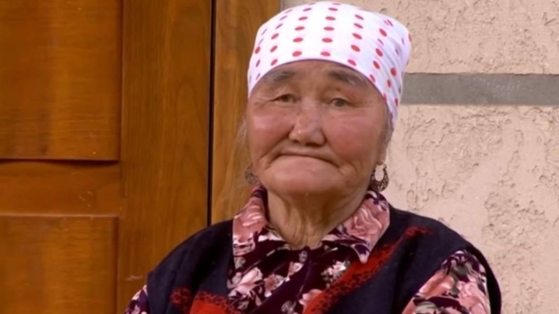 Қарт кісіні қорқытып ұстап отыруы мүмкін: Қызы аяусыз ұрған кейуананың көршісі шындықты айтты