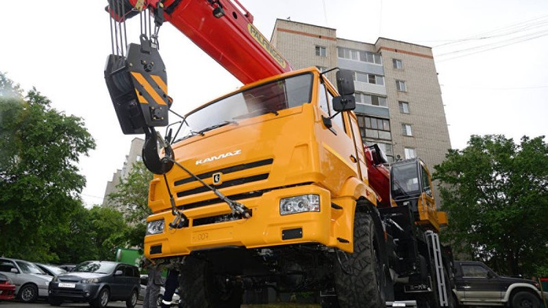 Нұр-Сұлтанда таңдаулы тұрғын үйдің маңында автокран аударылды