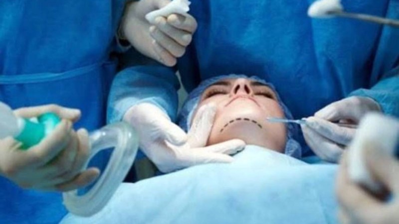 Астанада косметикалық операциядан кейін бойжеткен алты айдан бері комада жатыр