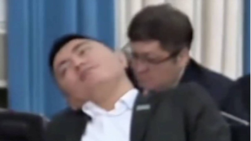 Үкімет сағатында отыра алмаған Дәулет Мұқаев әрекетіне қатысты пікір білдірді