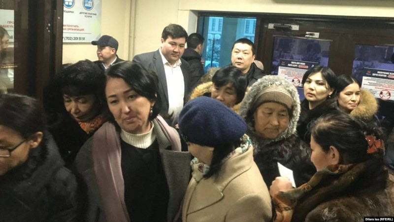 Шымкент әкімі "үйлерін ала алмай жүрген" салымшылармен кездесті