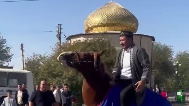 Садақа жәшігінің 30 пайызын мүфтиятқа аударды деп айыптаған имамды жұрт ат мінгізіп шығарып салды