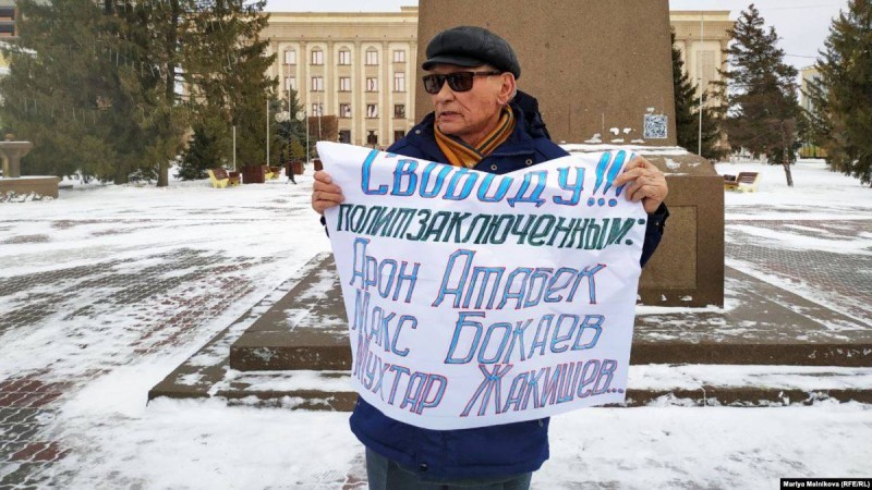 Оралда белсенділер әкімдік алдында наразылық шарасын өткізді