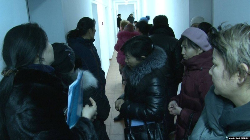 Таразда үй талап еткен әйелдер тұрғын үй басқармасына барды