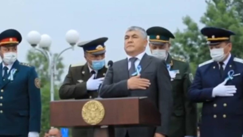 Әнұран орындалғанда қолын қайда қоюды білмеген әскерилер масқара болды (видео)