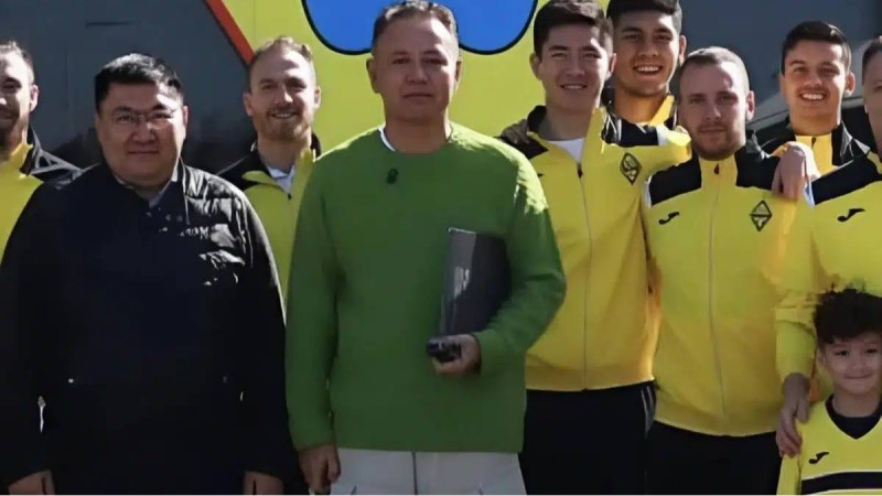 Тұрсынғали Алагөзов «Қайрат» клубына екі микроавтобус сыйлады