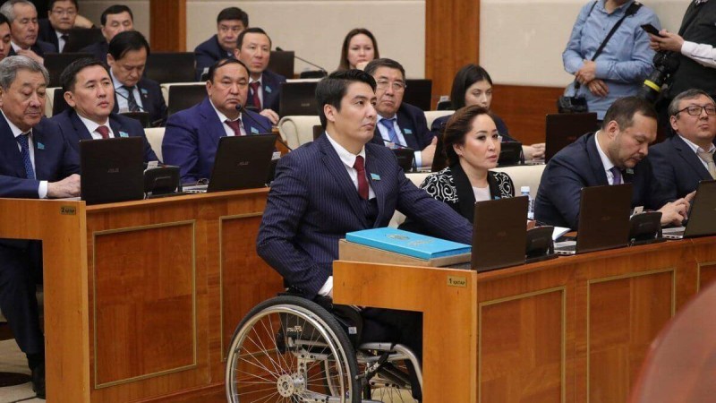 «Атаққұмар, жатыпішер, бопсалаушы»: депутат блогерлердің жауапкершілігін күшейтуді ұсынды