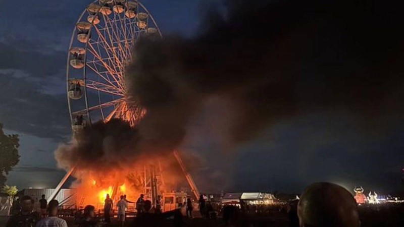 Германияда адам толы айналмалы дөңгелек өртенді: Зардап шеккендер бар (видео)