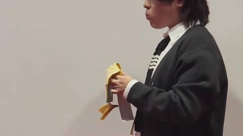 Қарны ашқан студент Сеулдегі итальяндық суретшінің туындысын жеп қойды