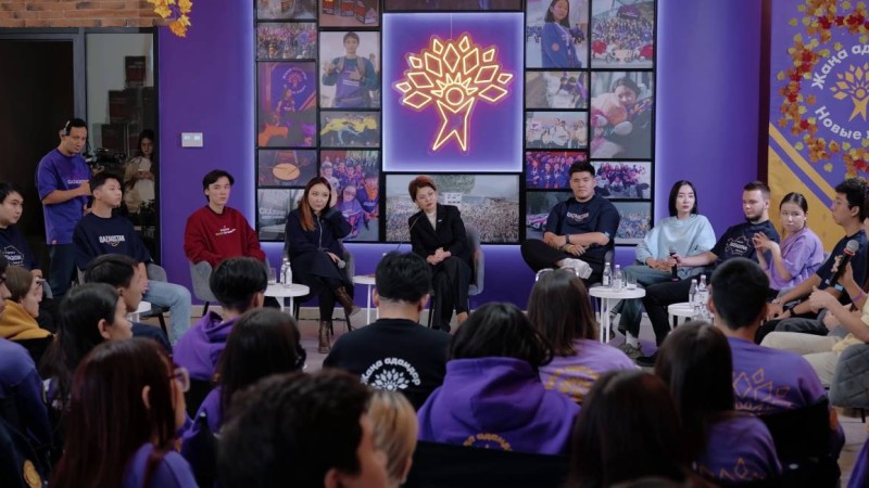 Аида Балаева “Жаңа адамдар” қозғалысының белсенділерімен кездесті