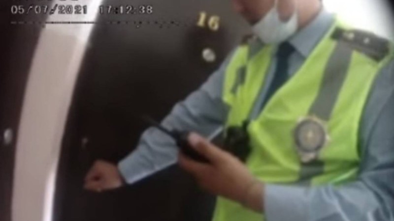 Баласы мен әйелінің көзінше асылып қалған: Ақтауда полиция ер адамның үстінен түсті