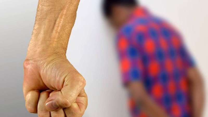 Нұр-Сұлтанда 7 жасар баланы анасының көңілдесі соққыға жықты