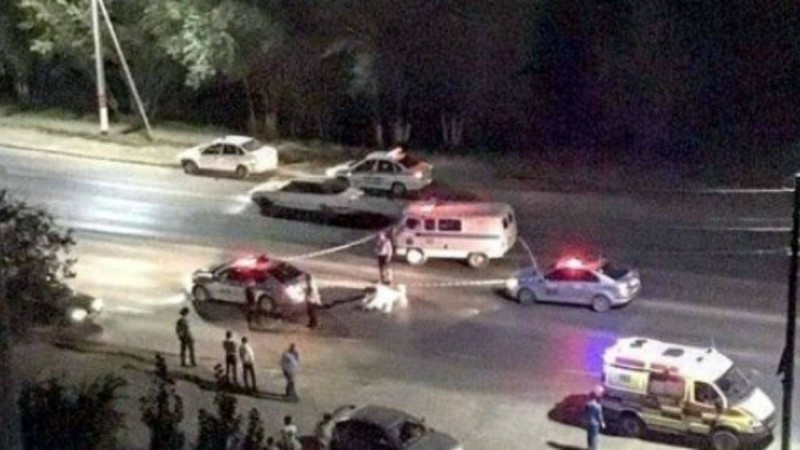 Айдаладағы қыз үшін: Оралда ер адам жас жігітті көлікпен сүйреп өлтірді
Демалып жатқан екі топ адам бір-бірімен төбелескен