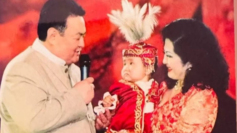 "Бір жылап, бір күліп отырмын": Мақпал Жүнісова отбасылық видеоларын бөлісті