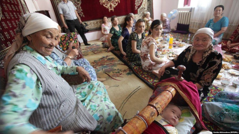 "Анамды сағынбауға тырысатынмын". Ата-әже қолында өскендер