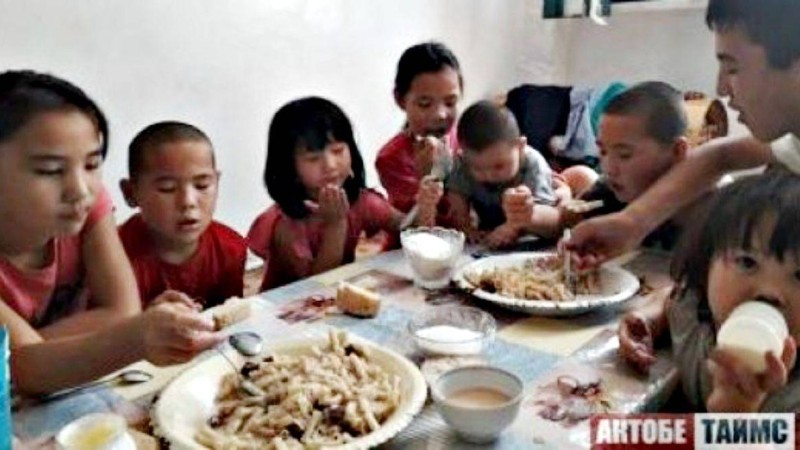 "Осы ақшаны сондай күттім": Қостанайда 8 балалы ана жалақысы 500 теңгеге асқандықтан көмек ақша алмай қалды
Әйел енді 6 баласын қандай ақшаға киіндіретінін білмей отырғанын айтады