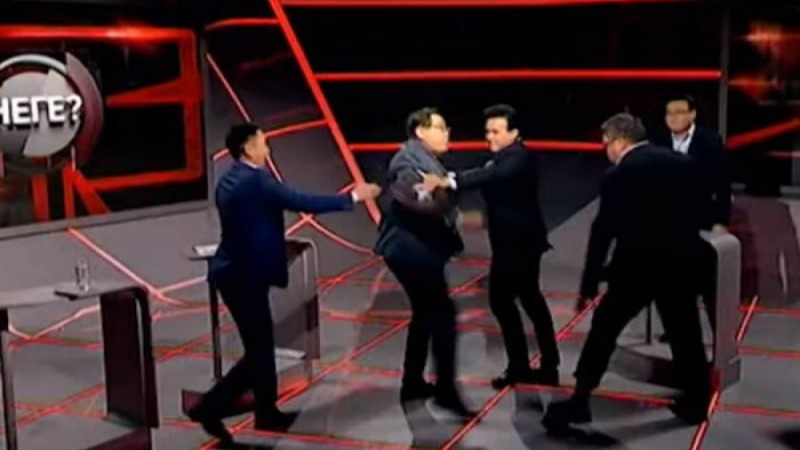 Оппозициялық басылымның басшысы Ермұрат Бапи телеарна эфирінде төбелес шығарды (видео)