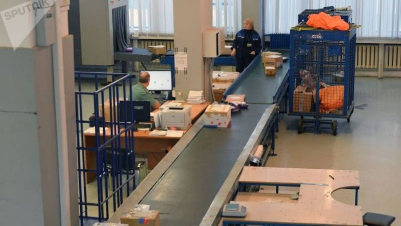 Екі баласын әуежайда тастап кеткен ер адамның отбасы туралы белгілі болды