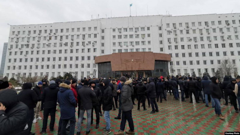 Атырау мен Ақтауда шетелдік нөмірі бар көлік иелері наразылық танытты