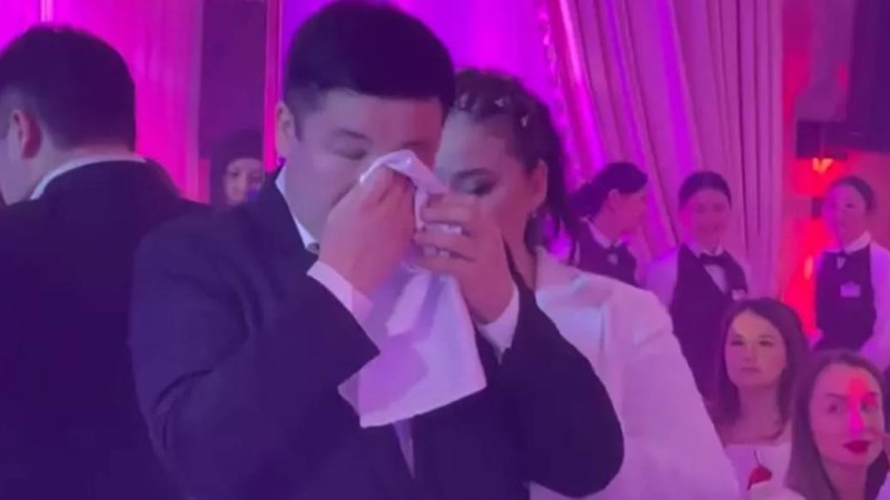 Қарақат Әбілдина тойда әзілдеймін деп Тұрсынбек Қабатовты жылатып алды