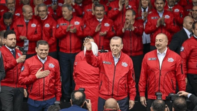 Ердоған сырқаттанып қалғаннан кейін алғаш рет жұрт алдына шықты