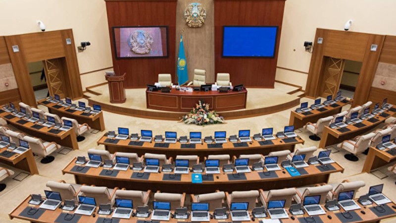 Алматының қақ ортасында мәжіліс депутатын тонап кетті