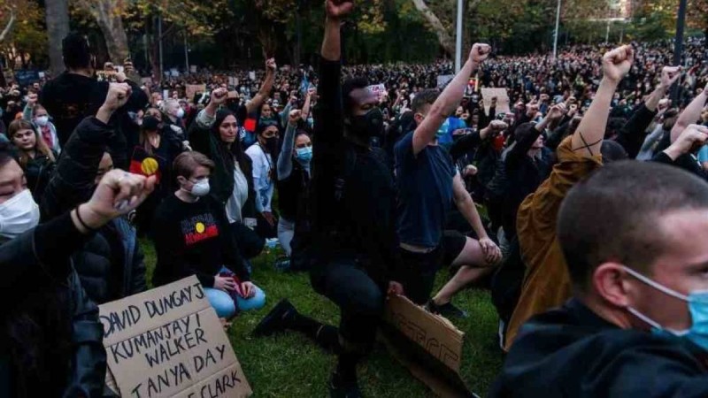 Әлемнің бірнеше елінде халық нәсілшілдік пен полицейлерге қарсы шеруге шықты - Қазақстан жаңалықтары