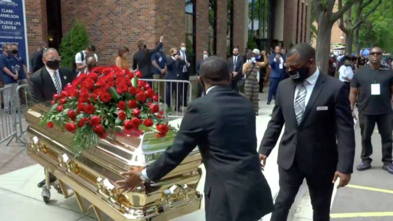 Джордж Флойдты ақтық сапарға шығарып салуға жүздеген адам келді – видео