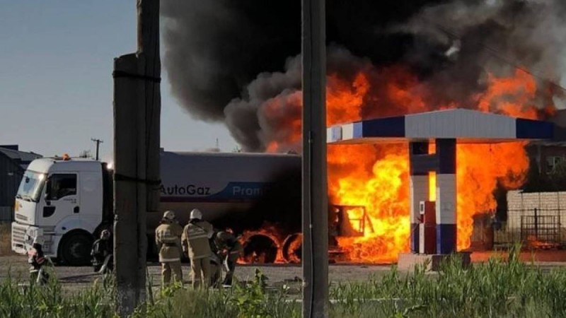 Атырауда жанармай құю бекетінде жарылыс болды: көлік жүргізуші көз жұмды