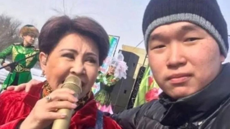 Роза Рымбаева көкірегінен итерсе де, селфи жасап үлгерген фанат желіні шулатты (ВИДЕО)