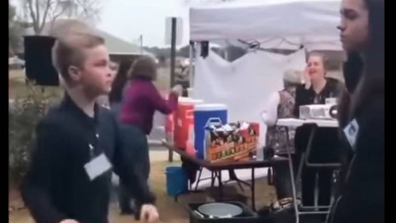 Үлкен қызға қырындаған оқушының биі жұрттың ішек-сілесін қатырды – видео