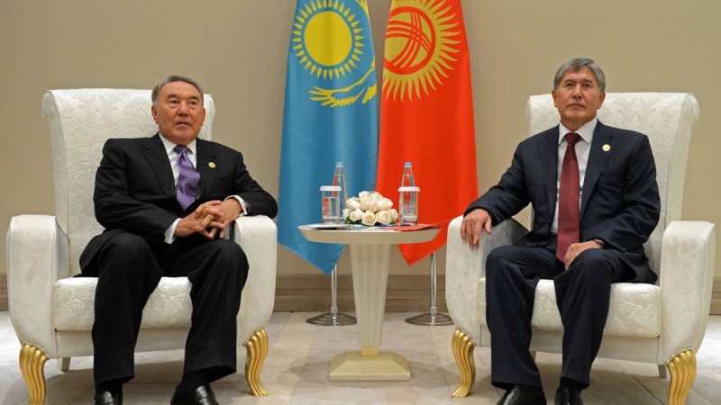 Алмазбек Атамбаевты камерадан іш киіммен сүйреп шығып, сотқа әкелді