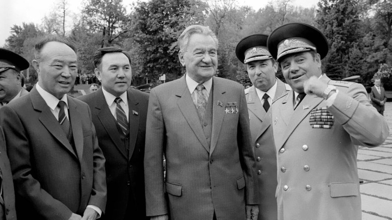 Зейнеткер Назарбаев халық арасында Қонаев сияқты емен-жарқын жүре ала ма?